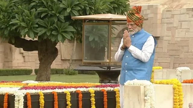 Pics: PM Modi Sports Rajasthani Leheriya Turban On Independence Day