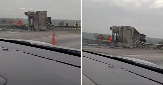 Un camion care transporta piatră a rupt parapetul de pe mijlocul autostrăzii A3, a intrat pe contrasens și s-a răsturnat