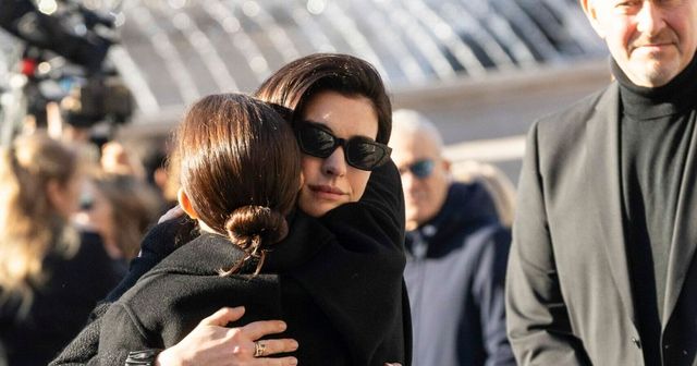 Da Anne Hathaway a Donatella Versace: il mondo della moda saluta Valentino