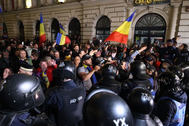 Ce amendă a primit un susținător al lui Călin Georgescu și George Simion pentru instigare publică