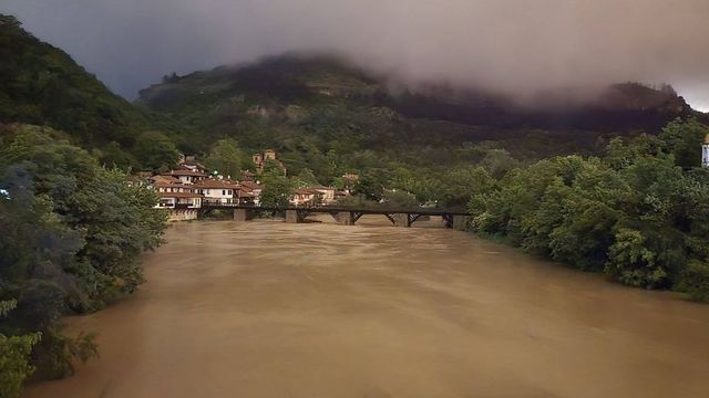 Пожарникари и водолази спасиха 17-годишно момче, влязло в река Янтра