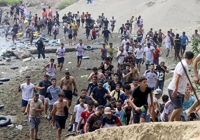 Los servicios secretos españoles también avisaron a Marruecos de la inminencia del asalto masivo
