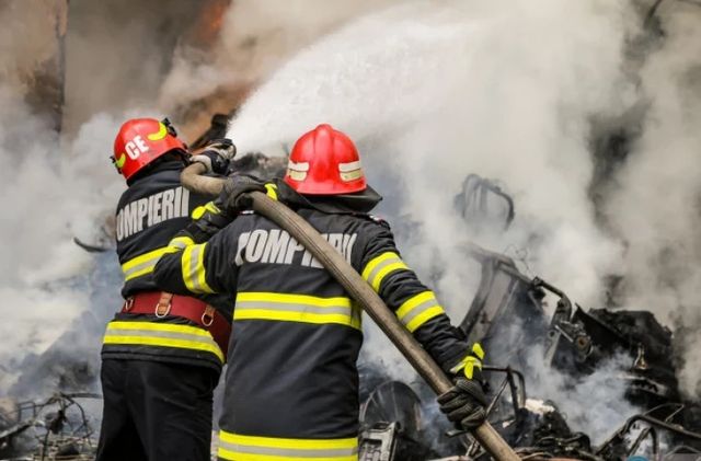 Pompierii au salvat din incendiu o persoană imobilizată la pat