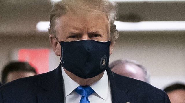 Trump, prima volta con la mascherina
