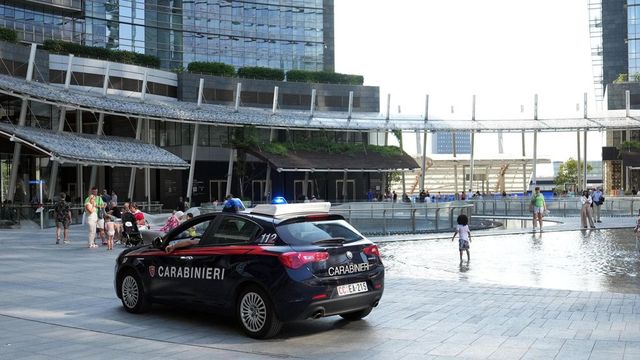 Donna accoltellata in piazza Gae Aulenti a Milano: è gravissima