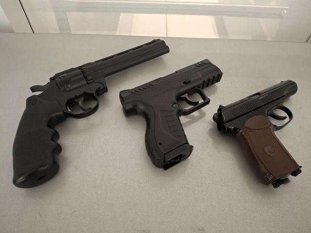 Trei arme pneumatice nedeclarate, găsite în bagajul unui pasager pe ruta Chișinău–Tel Aviv