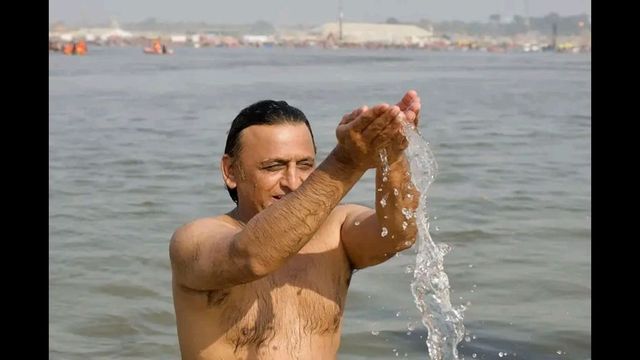 Akhilesh takes holy dip in Sangam, takes resolve for harmony and peace