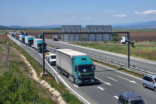 Движението по автомагистрала „Тракия“ от 69-ти до 80-ти километър в посока София временно се осъществява в активната лента