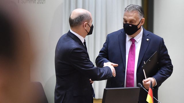 Orbán Viktor és Olaf Scholz bemutatkoztak egymásnak Brüsszelben (videó)