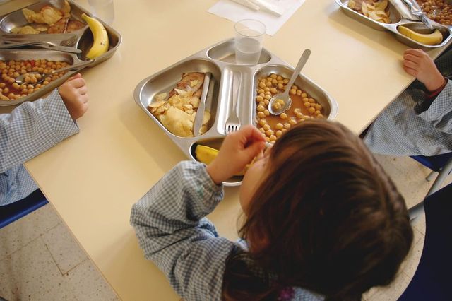 Pane e olio per gli alunni morosi alla mensa, è polemica