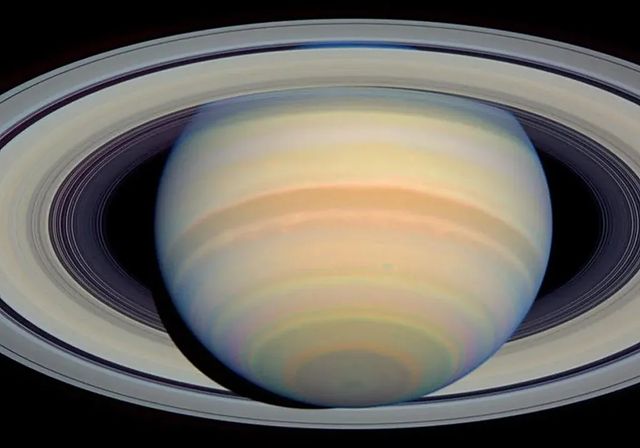Descubren nubes en forma de decágono en Saturno