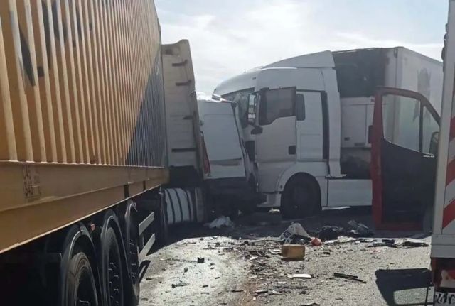 Două femei au murit, după ce microbuzul în care se aflau a fost prins între 2 TIR-uri, în Caraș-Severin