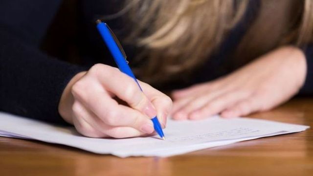 Record de note de 10 din oficiu la bacalaureat: mii de elevi scutiți de examene la limbă străină, informatică și română pentru alolingvi