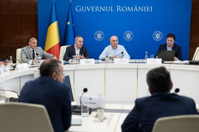 Ilie Bolojan și Alexandru Nazare, discuții de urgență la Palatul Victoria după expirarea plafonului prețului la motorină