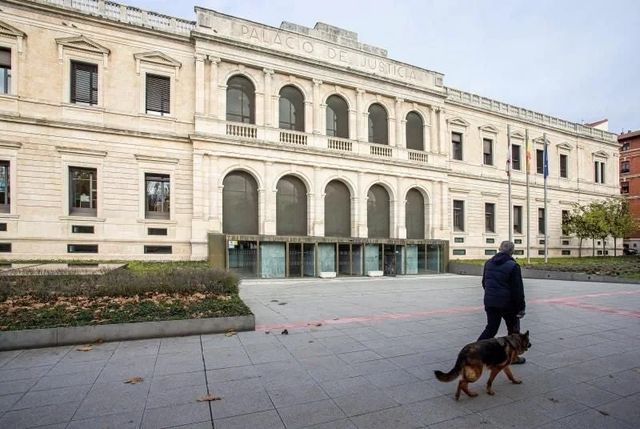 Condenada a prisión por llamar «puto negro» a un niño y amenazarle con «cortarle los huevos»