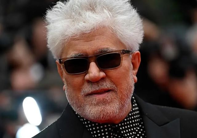 Almodóvar carga contra Sabina por su canción dedicada a él