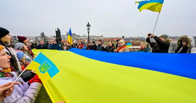 Okamura označil rozvinutí ukrajinské vlajky na Karlově mostě za provokaci