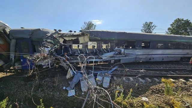 Accident feroviar grav în Polonia: Un tren cu aproape 100 de pasageri s-a ciocnit cu un camion și a deraiat