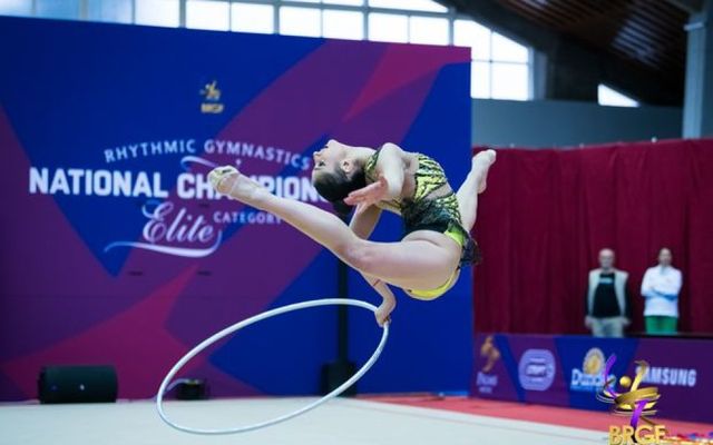 Елвира Краснобаева поведе в многобоя на Световната купа по художествена гимнастика в Атина, Ева Брезалиева заема временно втора позиция