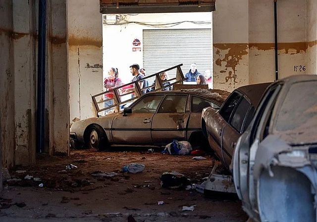 Los bajos arrasados por la dana en Valencia, un vertedero insalubre 16 meses después