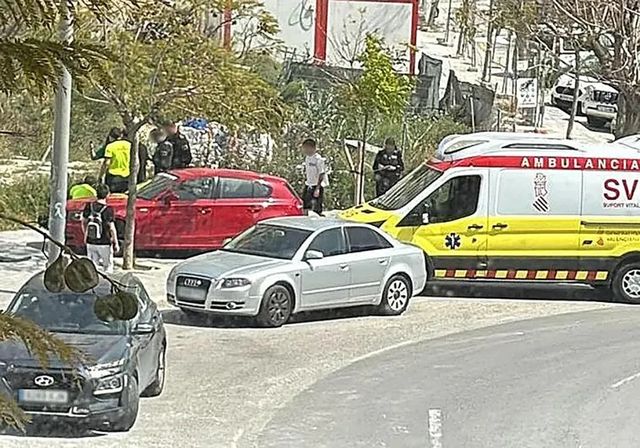 Un coche atropella a una menor tras hacer derrapes en una rotonda de Alicante