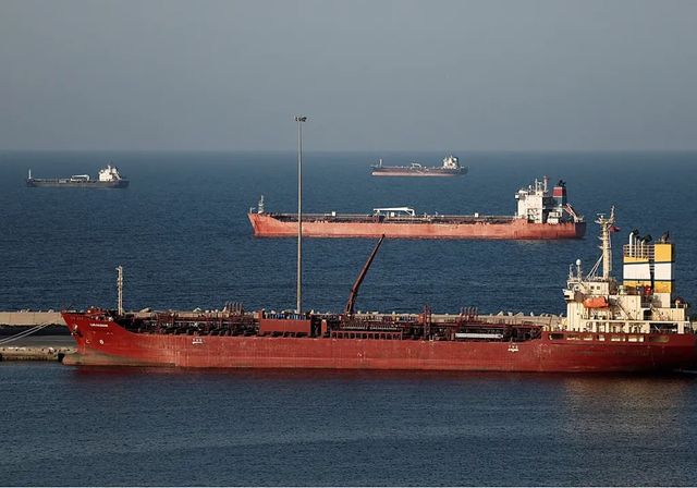 Apenas cruzan petroleros por el estrecho de Ormuz pese a que no hay ataques desde hace una semana