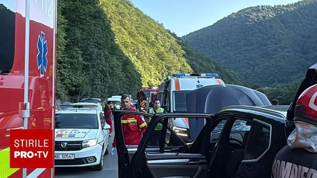 Bolovan căzut pe o mașină pe Valea Oltului. Un bărbat este inconștient