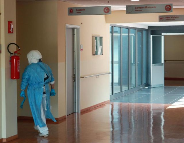 Parte un colpo di pistola in ospedale, paziente ferita