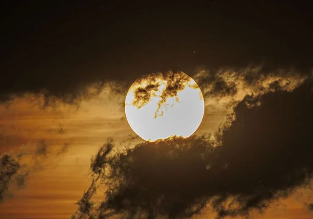 Calor y lluvia en el interior de España el día del eclipse, según la AEMET