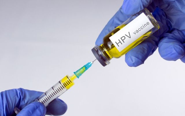 Studiu: Vaccinul HPV reduce cu aproape 90% riscul de cancer de col uterin