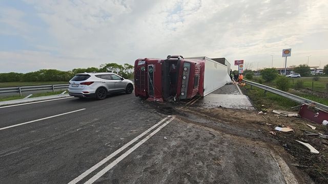 Камион се обърна на ”Тракия” и разпиля картофи по платното
