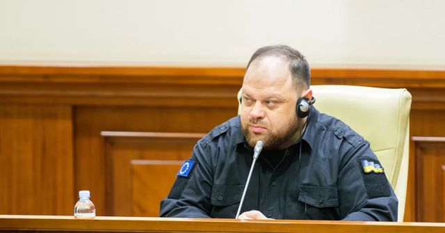 Šéf ukrajinského parlamentu česky zkritizoval Okamurovo stržení vlajky