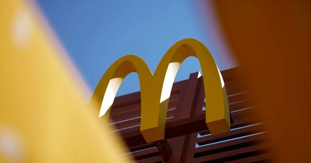 Stovky zaměstnanců McDonald’s v Británii žalují firmu kvůli obtěžování