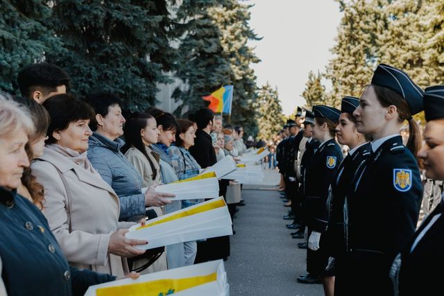Aproximativ 330 de drapele de stat au fost înmânate liceelor din Republica Moldova de Ziua Drapelului