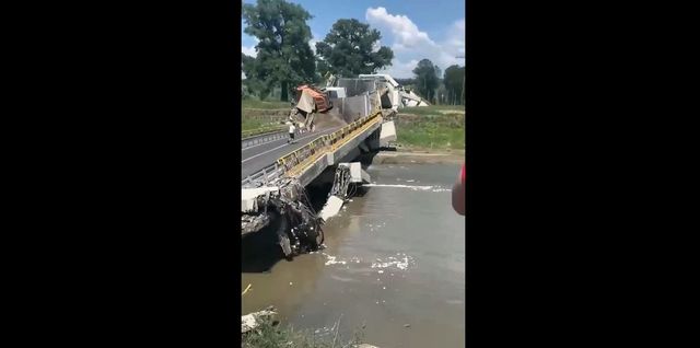 Dezastru în județul Neamț unde un pod s-a rupt la câteva luni după ce a fost reabilitat