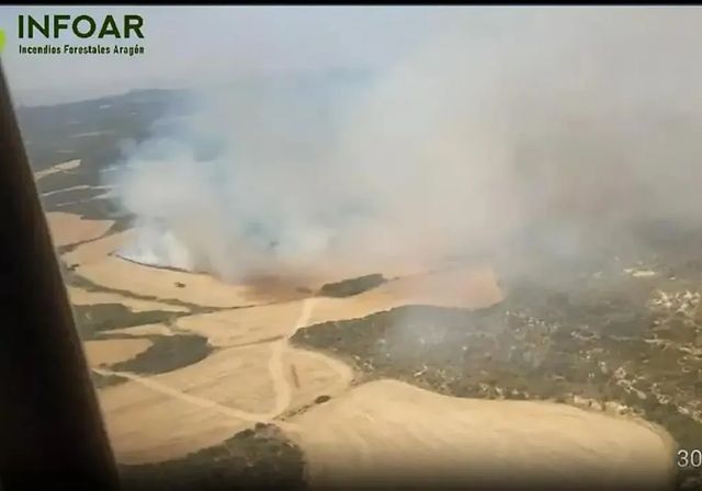 Un incendio que arrasa 200 hectáreas en Orés (Zaragoza) obliga a evacuar el municipio