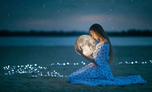 Luna Plină Albastră din 31 mai 2026 aduce, pentru 5 zodii, revelații intense, schimbări de direcție și momente de adevăr
