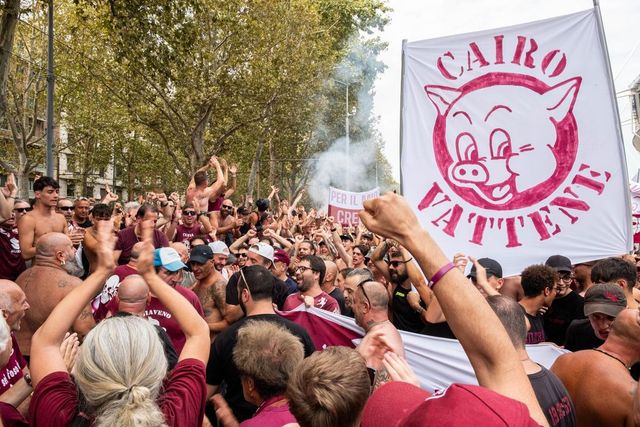 Torino, proteste dei tifosi granata prima della gara con l’Atalanta