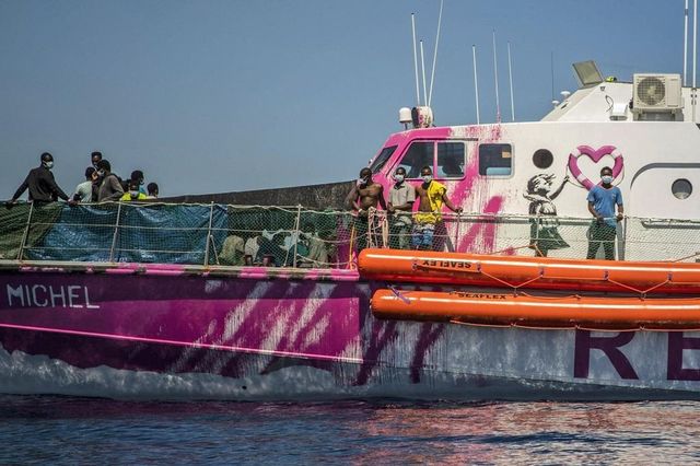 La nave Ong di Banksy è in stato di fermo a Lampedusa