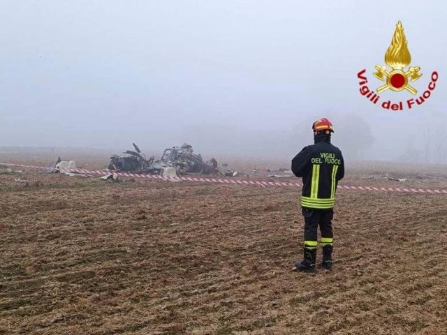 Elicottero precipita nel Mantovano, morto il pilota