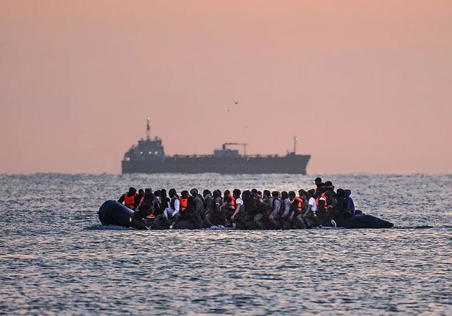 Las restricciones de entradas de Starmer redujeron la migración neta a casi la mitad en 2025