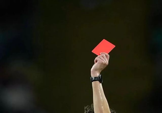 El seleccionador sub-21 de Turquía se desploma tras una tarjeta roja a uno de sus jugadores y tiene que entrar la ambulancia