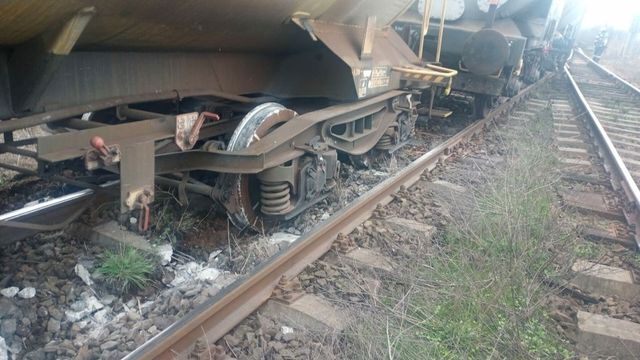 Locomotiva unui tren de marfă a deraiat în județul Vâlcea