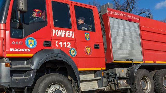 Plan roșu de intervenție în Giurgiu. Un microbuz cu 16 pasageri s-a răsturnat