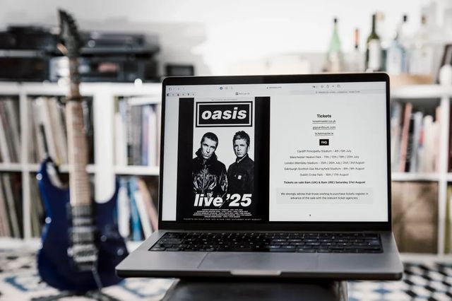 Oasis se reunește după 15 ani: Frații Gallagher anunță un turneu uriaș în 2025