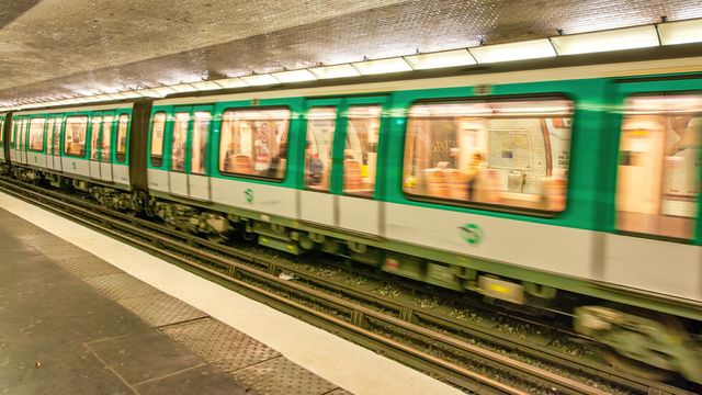 Френската полиция задържа мъж, намушкал три жени в парижкото метро