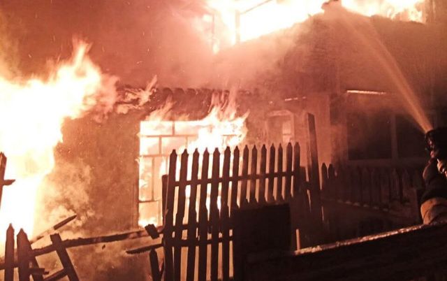 Incendiu puternic la Sîngerei: O casă de locuit a luat foc de…