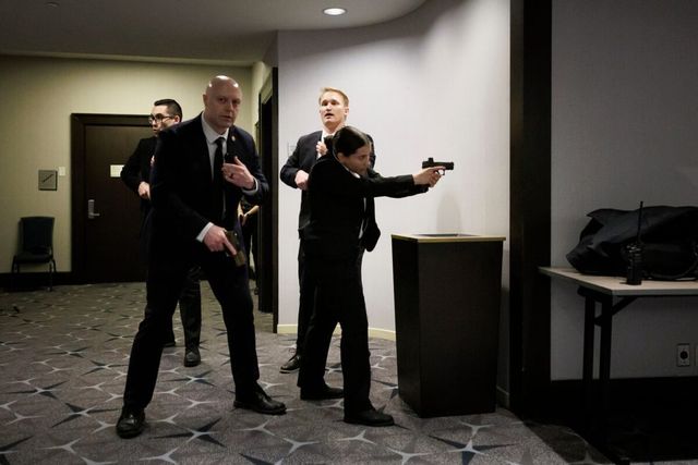 Spari alla cena di Trump con i corrispondenti: fermato un sospettato: “Aveva diverse armi”