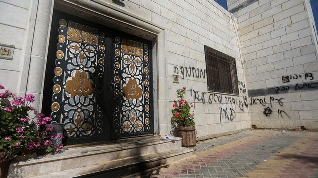 Colonos radicales desafían al ejército con la quema de una mezquita en Cisjordania