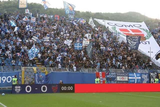 Il Como pareggia e agguanta  la serie A dopo 21 anni:  festa grande sul lago